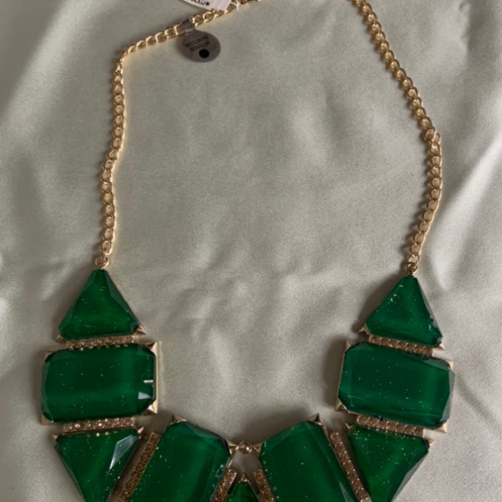 BRAND NEW GREEN NECKLACE - TRIMMED GOLD STONES